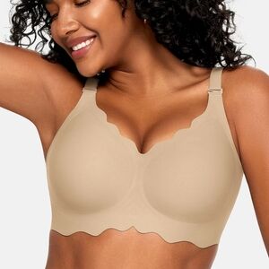 NWT Vertvie Seamless Scalloped Bra